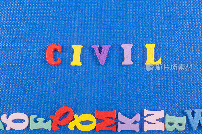由彩色abc字母块木制字母组成的蓝色背景上的CIVIL word，用于广告文本的复制空间。学习英语的理念。